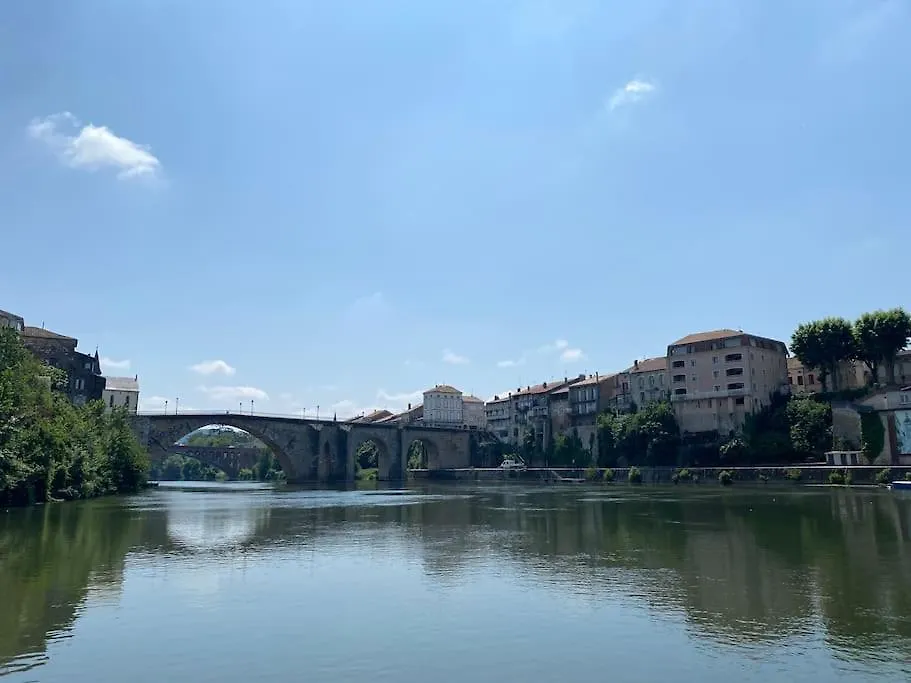 Peaceful Gite With Stunning Pool Near Market Town Montaigu-de-Quercy