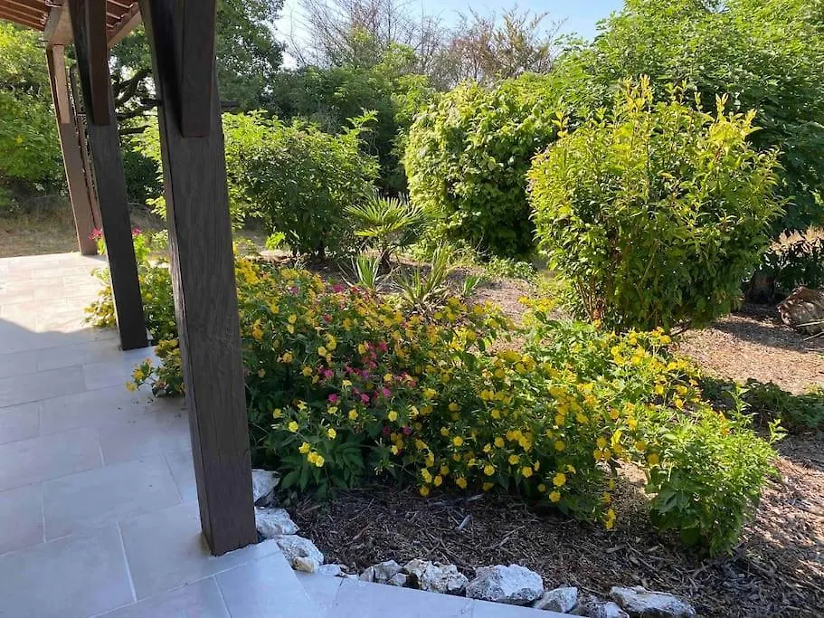 Peaceful Gite With Stunning Pool Near Market Town Montaigu-de-Quercy Francie