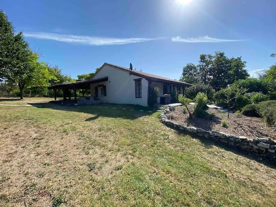 Peaceful Gite With Stunning Pool Near Market Town Montaigu-de-Quercy