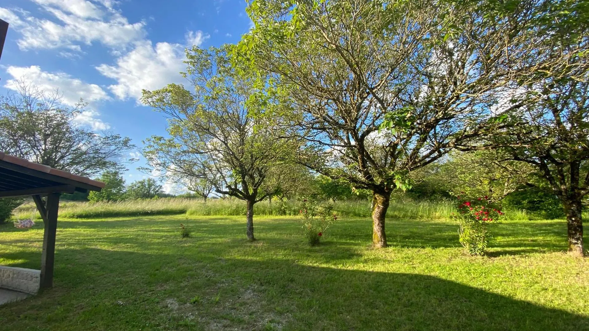 Peaceful Gite With Stunning Pool Near Market Town Montaigu-de-Quercy Prázdninový dům