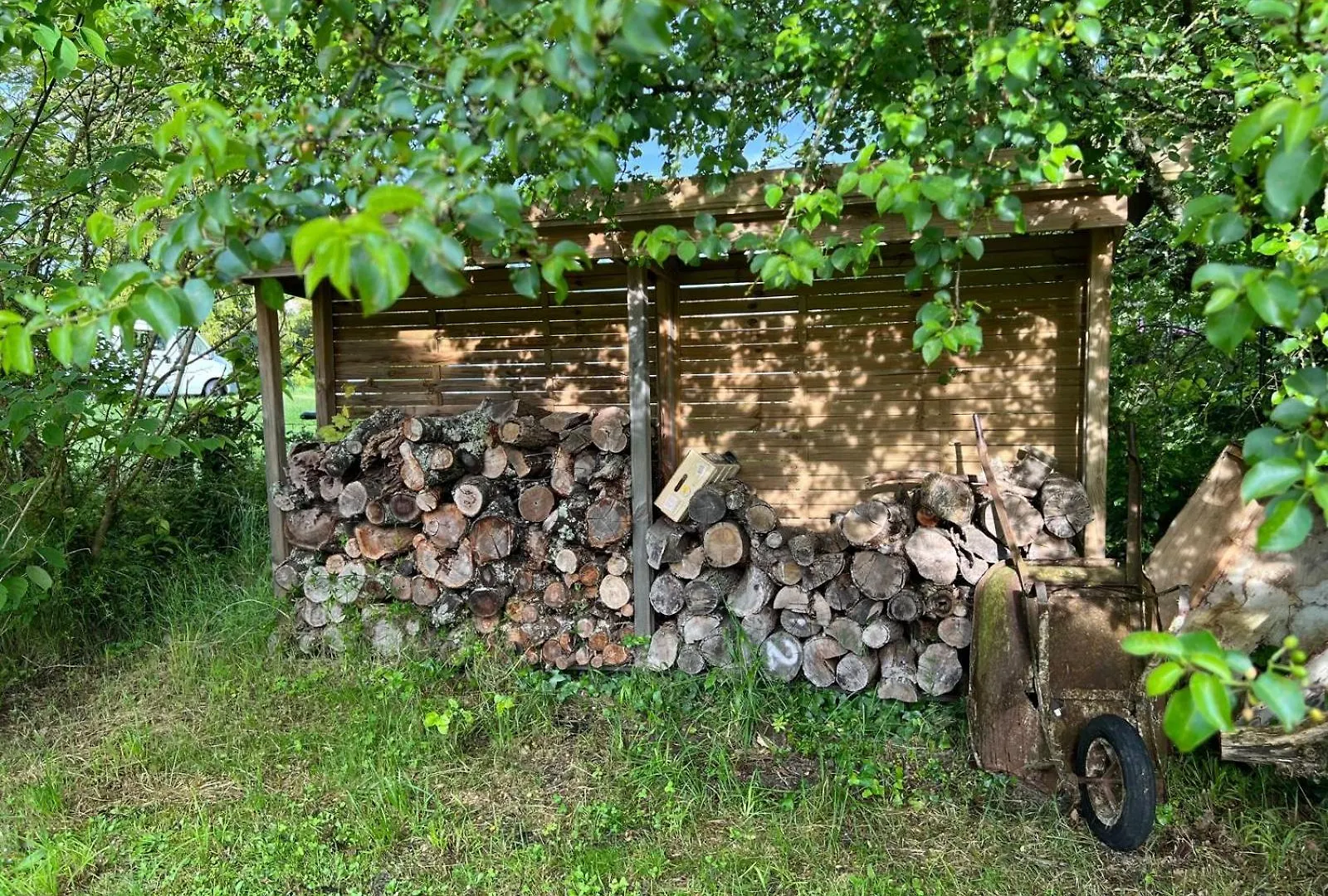 Peaceful Gite With Stunning Pool Near Market Town Montaigu-de-Quercy
