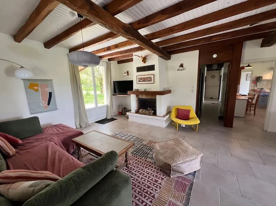 Peaceful Gite With Stunning Pool Near Market Town Montaigu-de-Quercy
