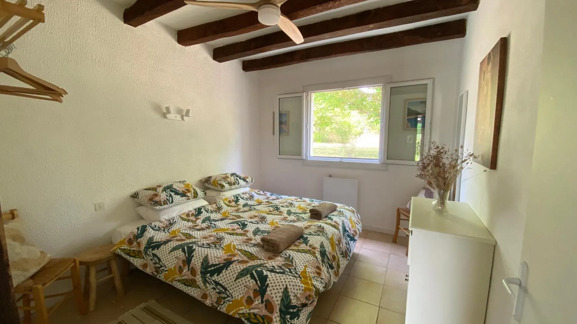 Peaceful Gite With Stunning Pool Near Market Town Montaigu-de-Quercy
